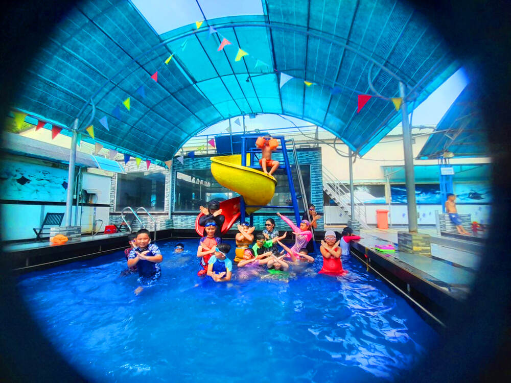 Làm dáng dị nhân nha mọi người