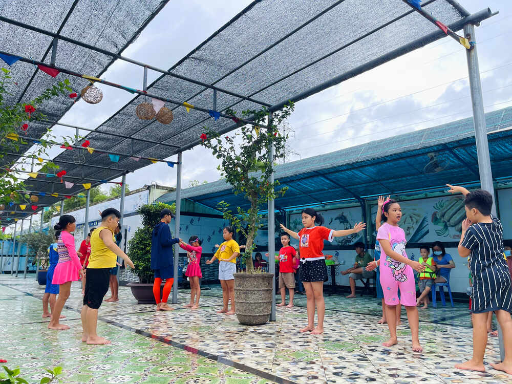 Cùng tập thể dục trước khi học bơi căn bản