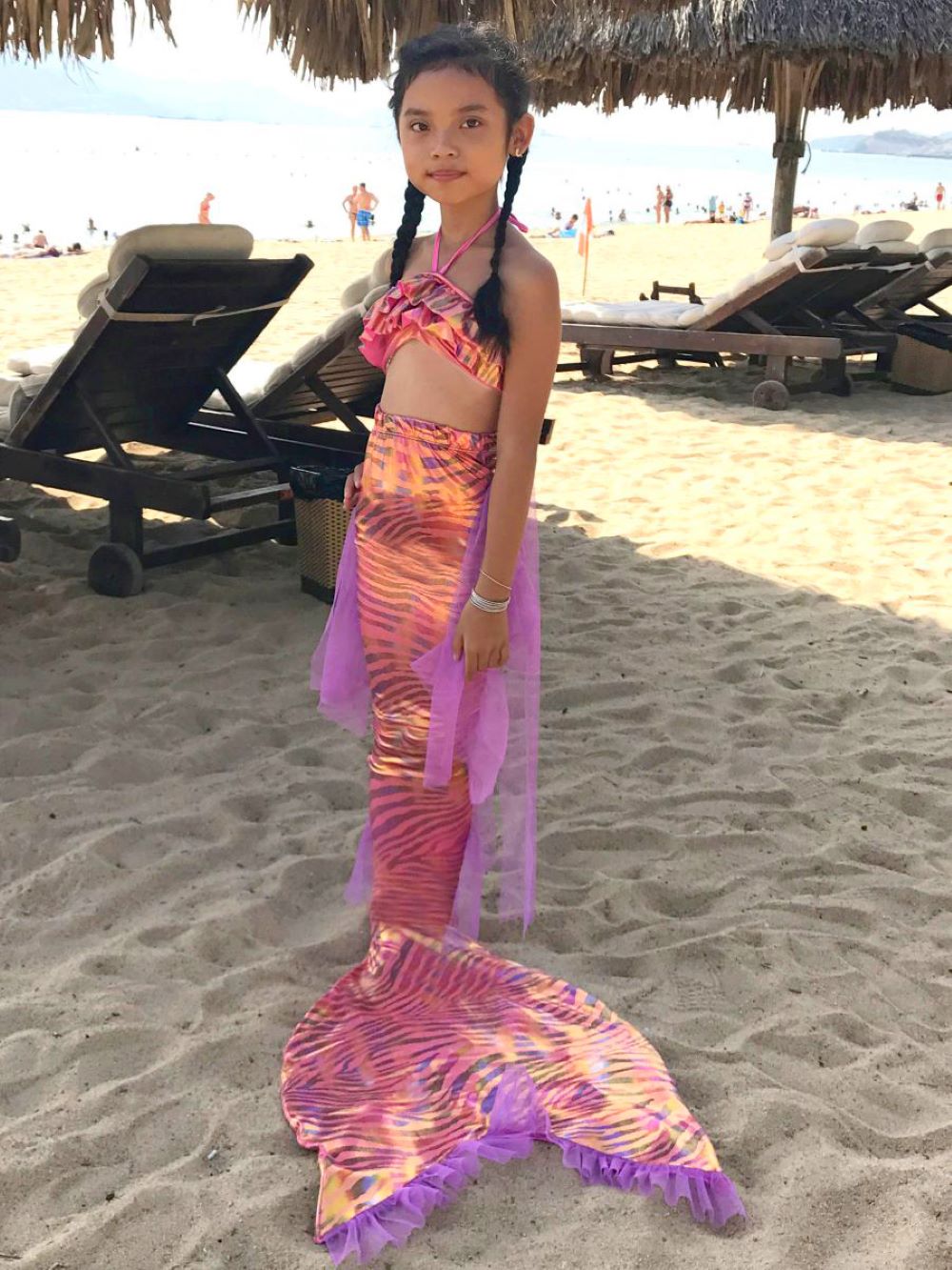 Học trò người cá Mimi đi luyện bơi tiên cá ở Vinpearl Land Nha Trang