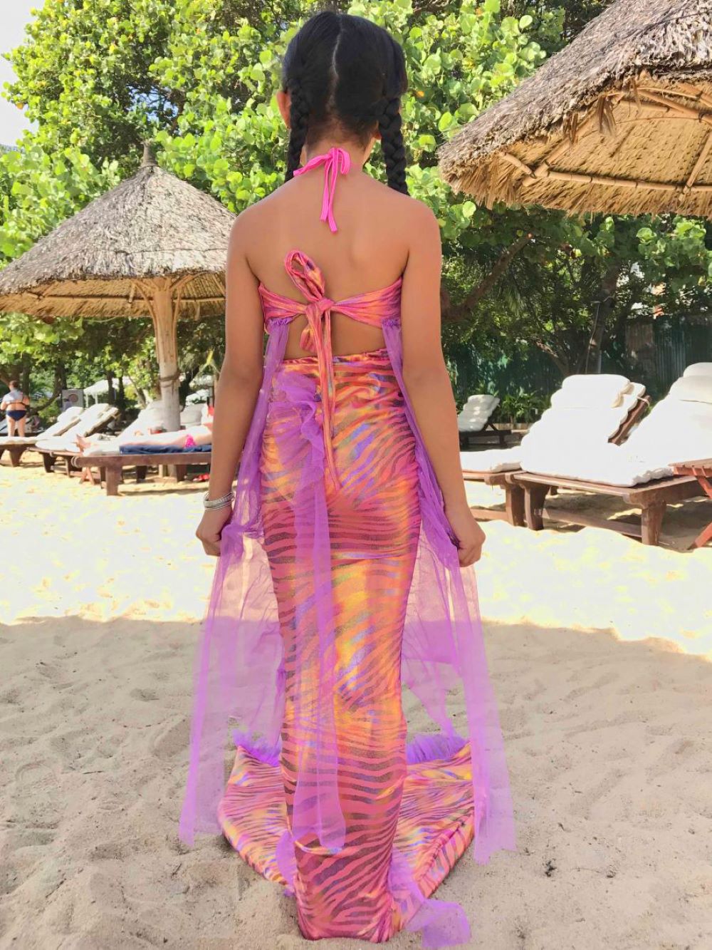 Đuôi nàng tiên cá thiết kế cho Mimi nhìn phía sau ôm dáng