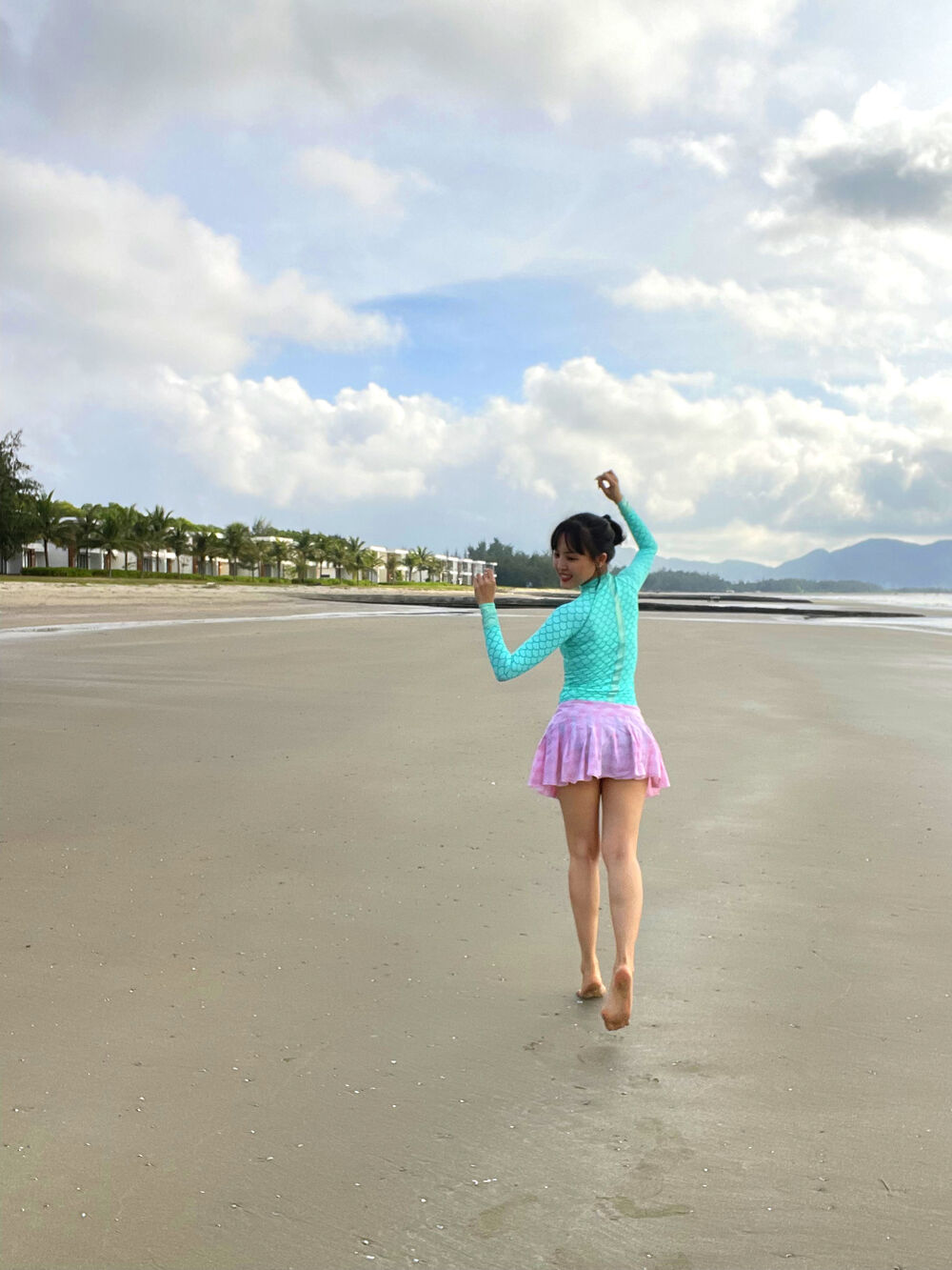 Bạn có thể order thiết kế thêm váy ngoài để tự tin đi lại hơn