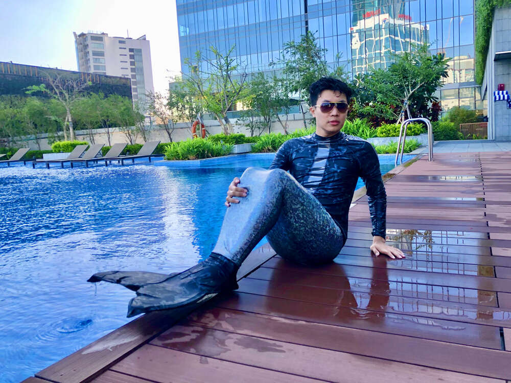 Anh Tiun mặc bộ đồ bơi tiên cá thiết kế độc quyền mang tên Corona