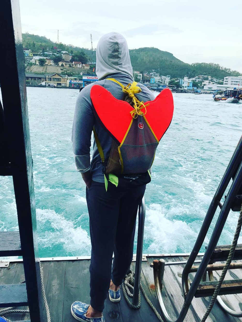 Chàng tiên cá Tiun mặc đồ bơi do chính công ty mình thiết kế để lên đường giải cứu đại dương