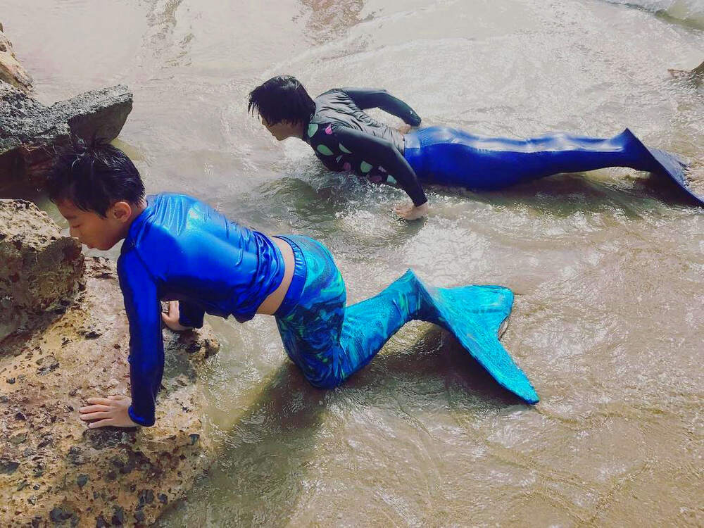 Tiun và học trò người cá Tide thi chà lếch trên biển để thấy chất lượng da đuôi tiên cá