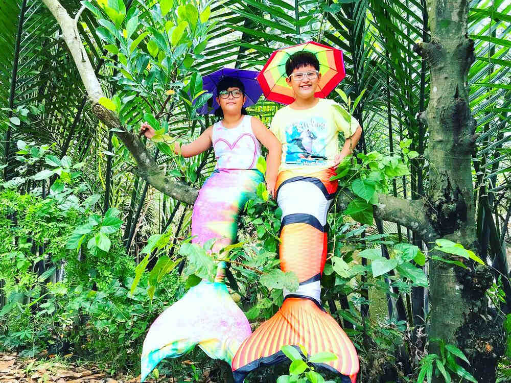 Tiên cá Tiun dẫn trẻ em đi tham quan nơi cứu hộ rái cá của anh ấy ở rừng dừa nước quận 9