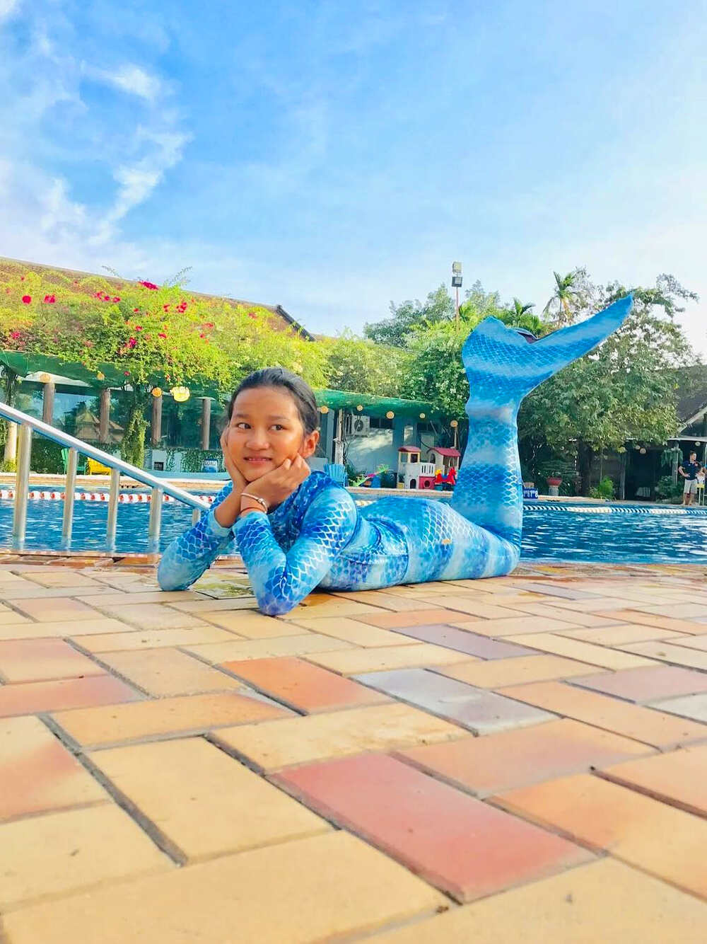 Một bạn hạnh phúc với bộ đồ bơi tiên cá thiết kế độc quyền