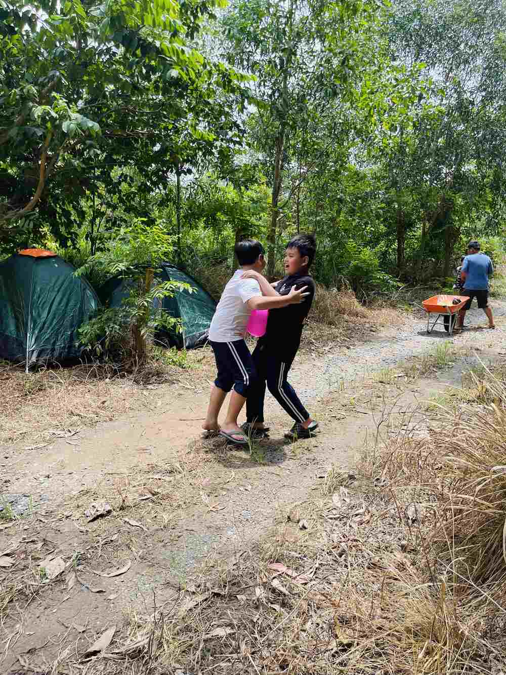 Thử thách dùng bụng giữ bóng