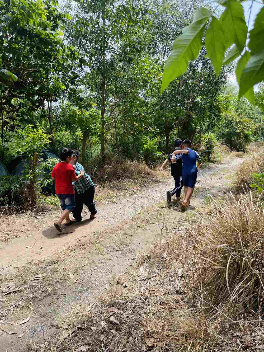 Chơi dùng bụng ôm bóng