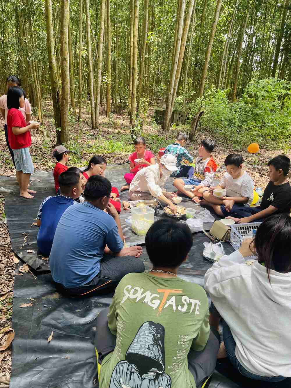 Ăn đồ ngon bổ đảm bảo sức khỏe khách tham gia