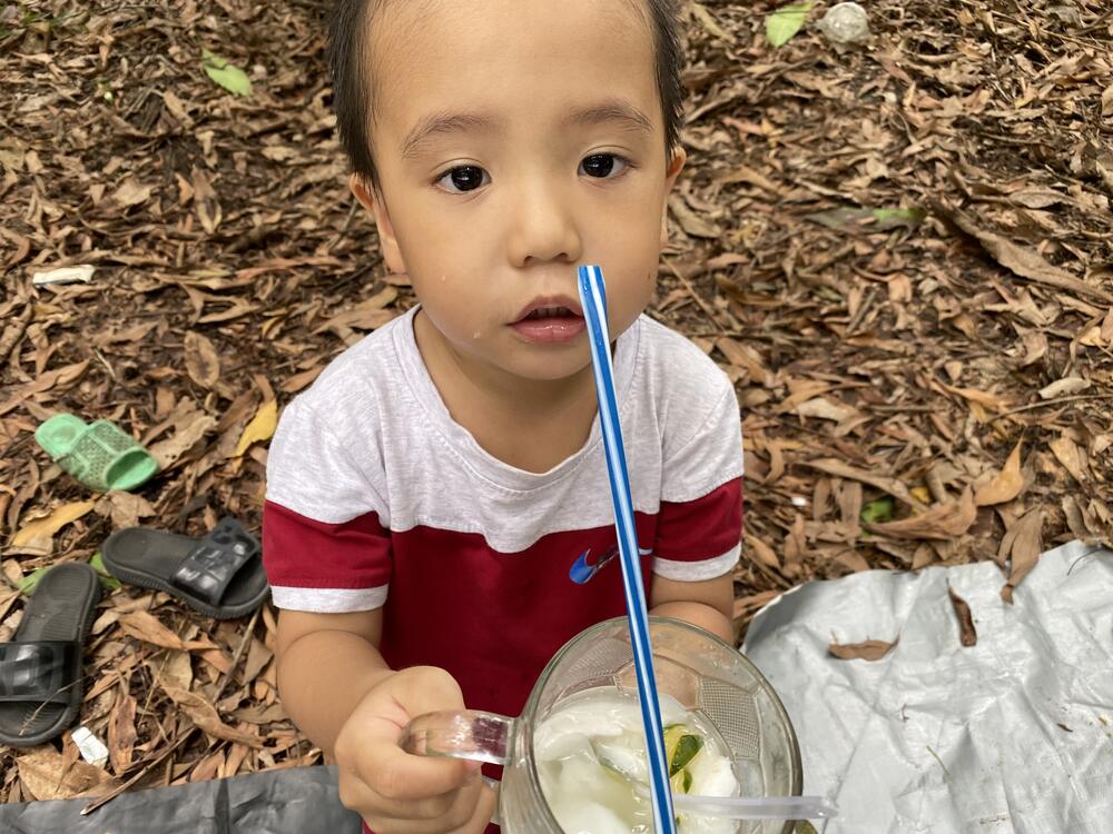 Em bé thích uống nước dừa tắc