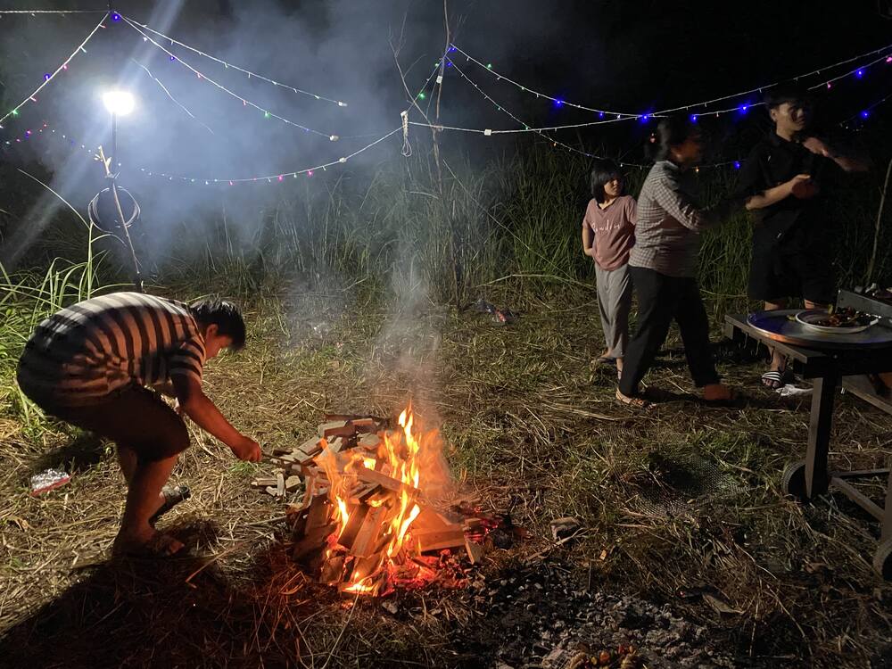 Đốt lửa trại trong rừng khi trời đang mưa