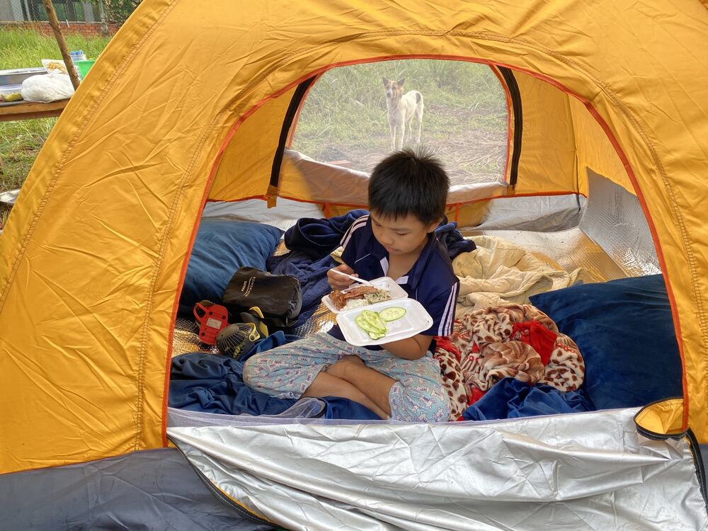 Ngủ dậy sáng là có cơm tấm dâng tận lều