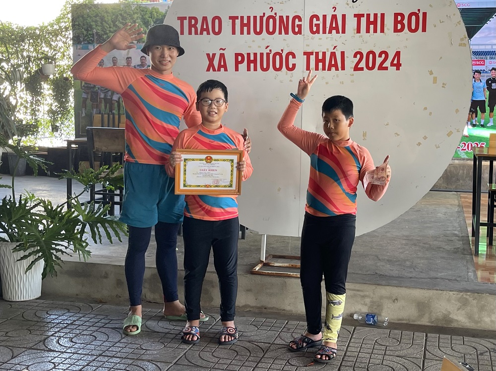 Tiun chúc mừng học trò Tian 10 tuổi vô địch bơi ếch và sải xã Phước Thái 2024