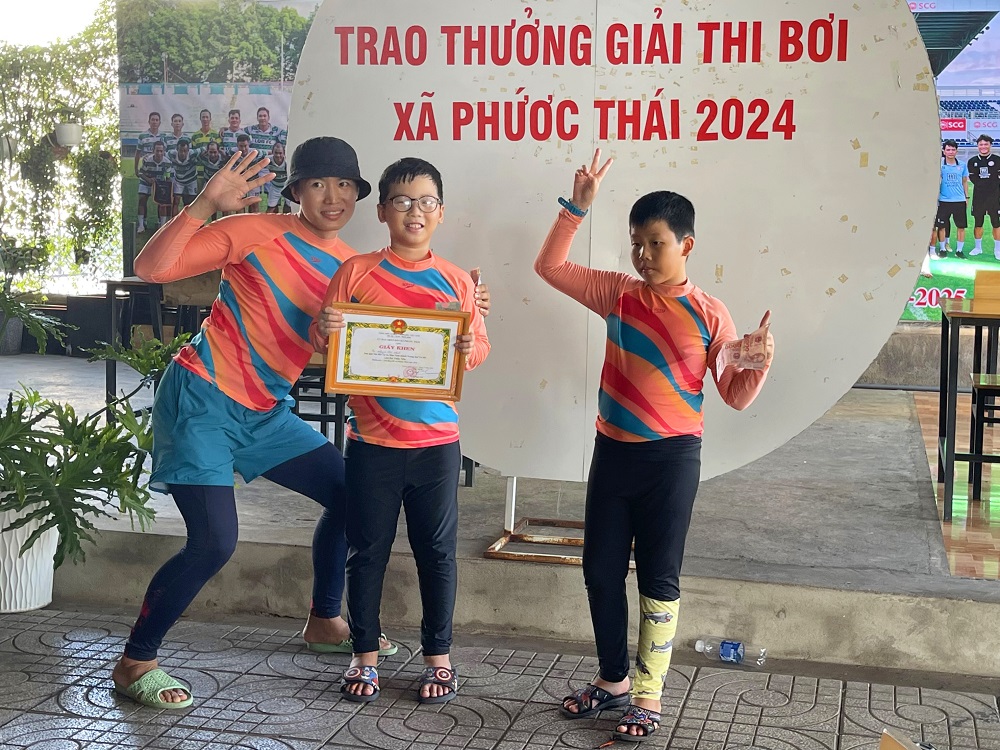 Tiun trao giải khuyến khích cho học trò Bảo 8.5 tuổi phải bơi với 10 tuổi nên cố gắng năm sau