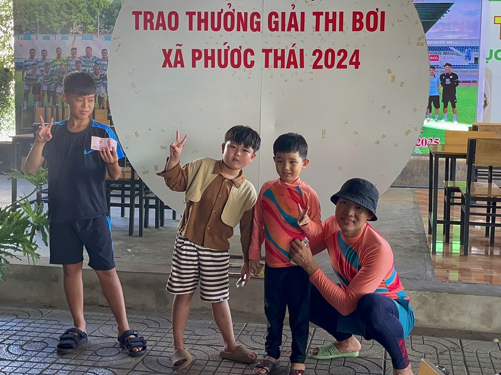 Tiun tặng thưởng cho học trò Bo, Audi, Bánh Mì làm cổ động viên