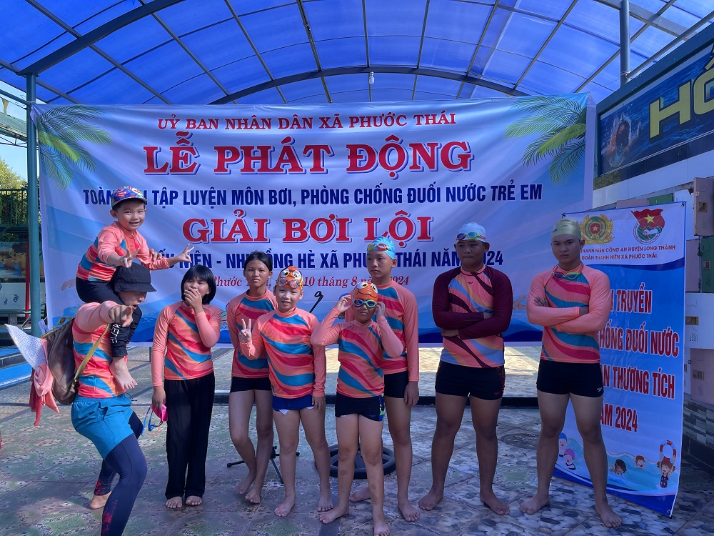 Tiun khuấy động chương trình để học trò thoải mái tham gia cuộc thi bơi