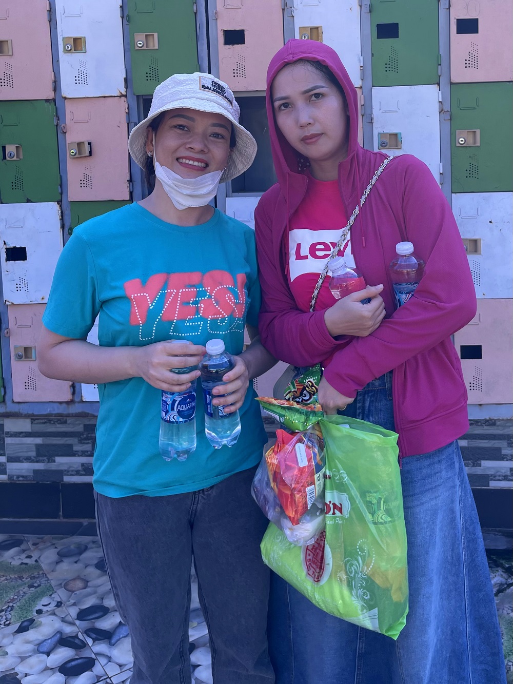 Phụ huynh học sinh Tiun hăng hái làm cổ động viên cho con em mình