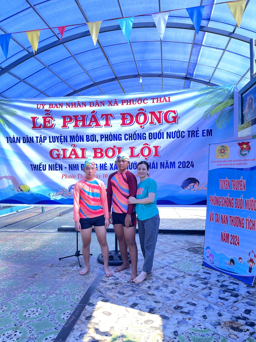 Các em học sinh và phụ huynh biết ơn xã Phước Thái tạo giải bơi này