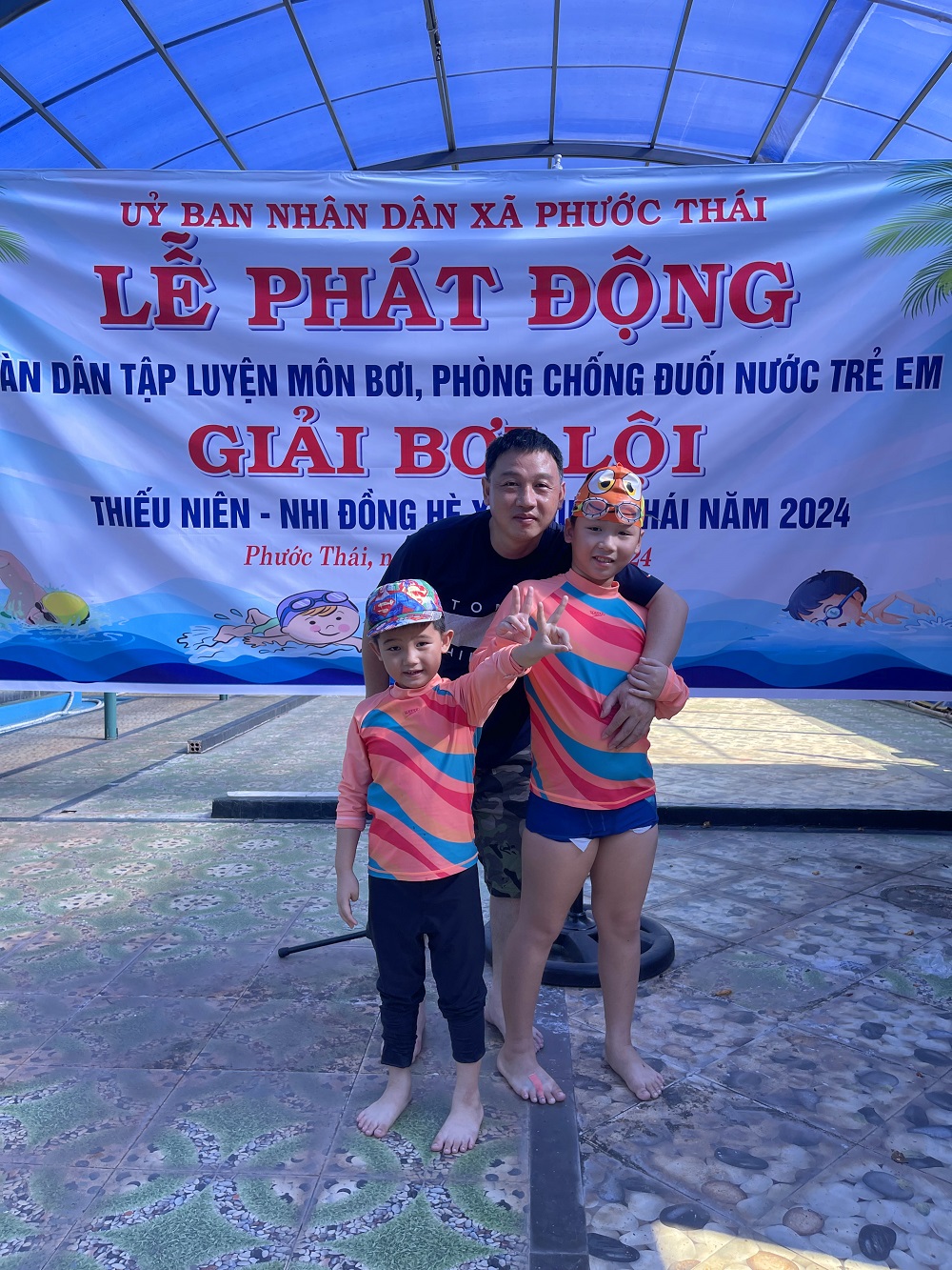 Hai học trò hoa kiều và phụ huynh phấn khích tham dự cuộc thi bơi