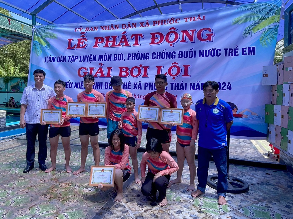 Nhóm bơi Tiun được chủ tịch xã trao giải thưởng bơi lội thanh thiếu niên nhi đồng hè 2024