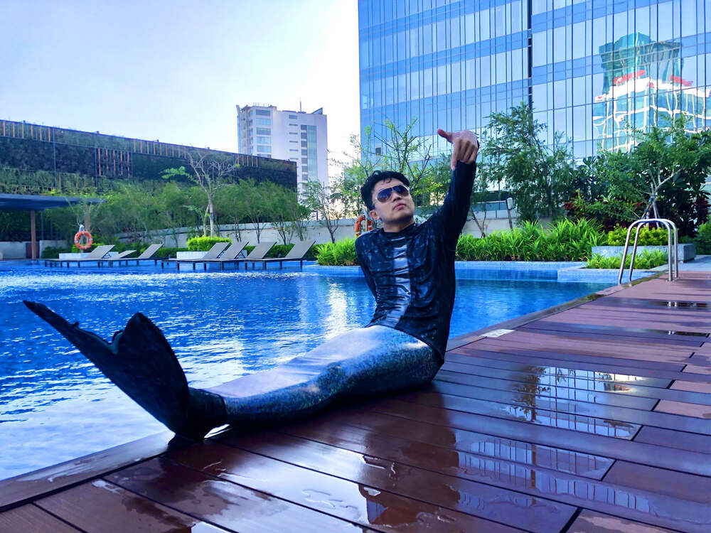 Tiun mặc đuôi chàng tiên cá Corona mời các bạn nhấn like cho tiệc Halloween của anh ấy