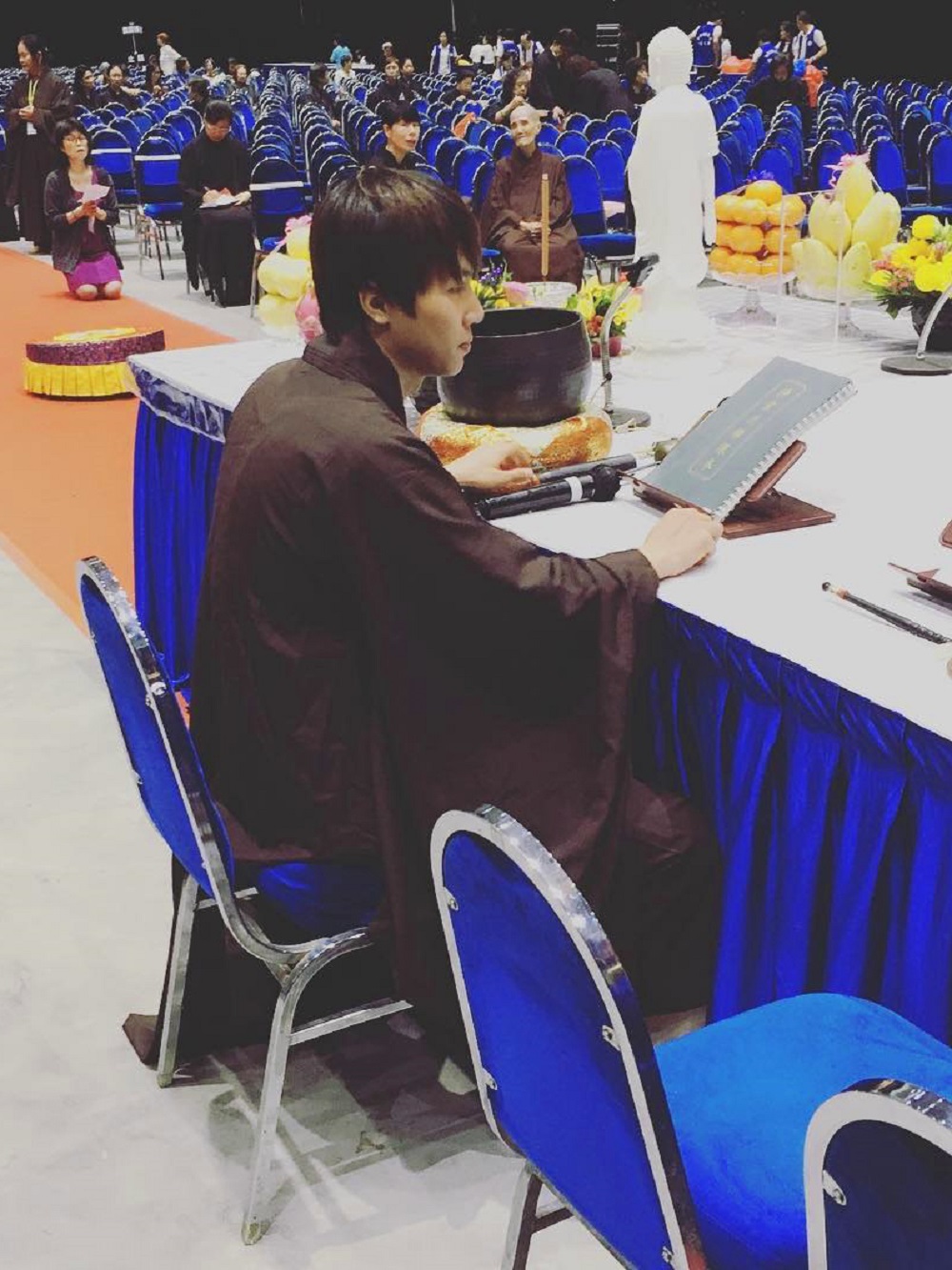 Tiun dẫn phái đoàn 100 Phật tử đi dự pháp hội ở Singapore