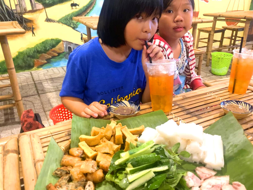 Đi ăn bún đậu Quê chúc mừng học lên bài bơi mới