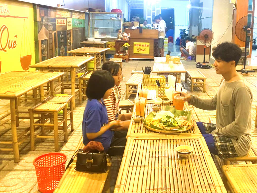 Nhậu bún đậu với trà tắc sau 1 tháng học bơi