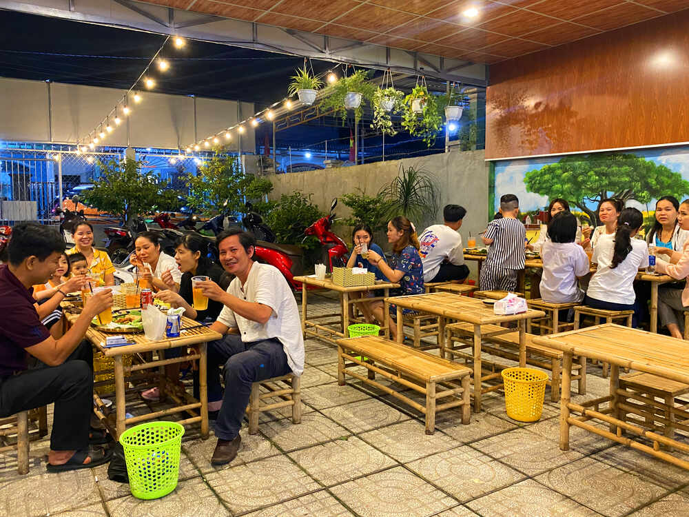 Cả lớp học bơi tháng 6 đã tụ họp gần đông đủ tại quán bún đậu mắm tôm