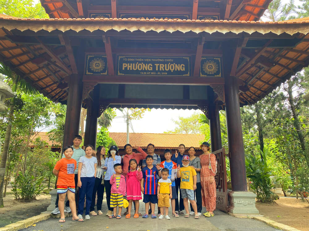 Chụp hình lưu niệm tại thiền viện Thường Chiếu tháng 7