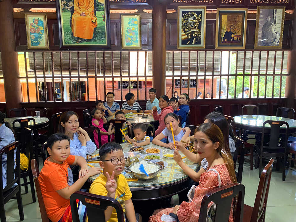 Ăn chay ngon xuấc sắc gieo duyên với các học viên tại thiền viện sư ông Thích Thanh Từ