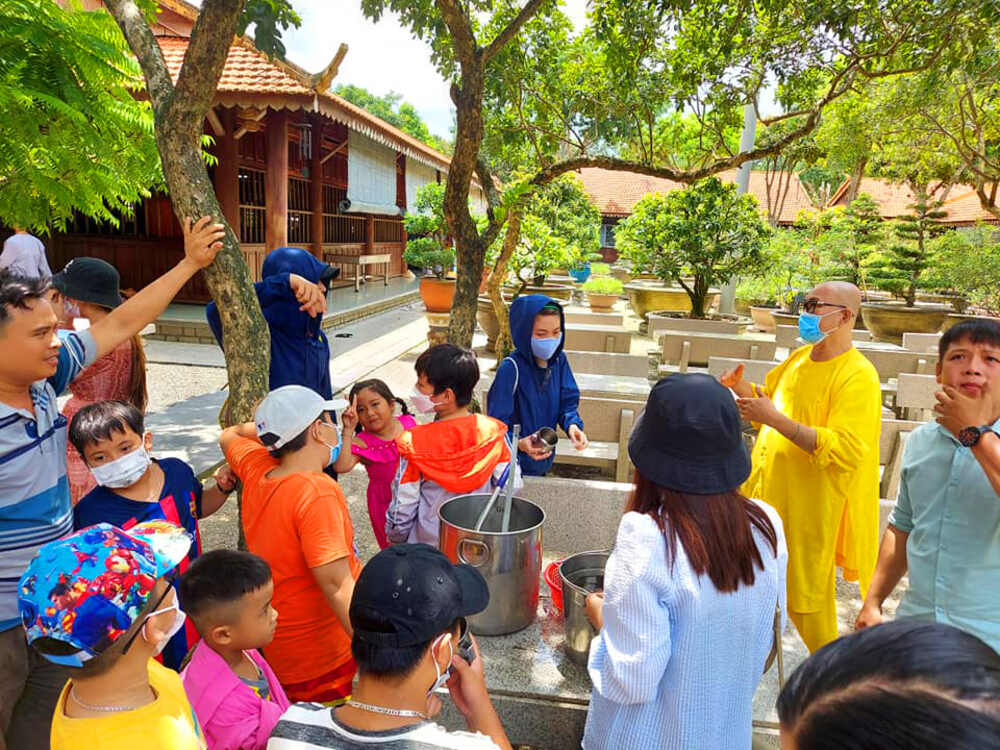 Gặp thầy tri khố cho uống nước trà xanh đặc biệt siêu ngon