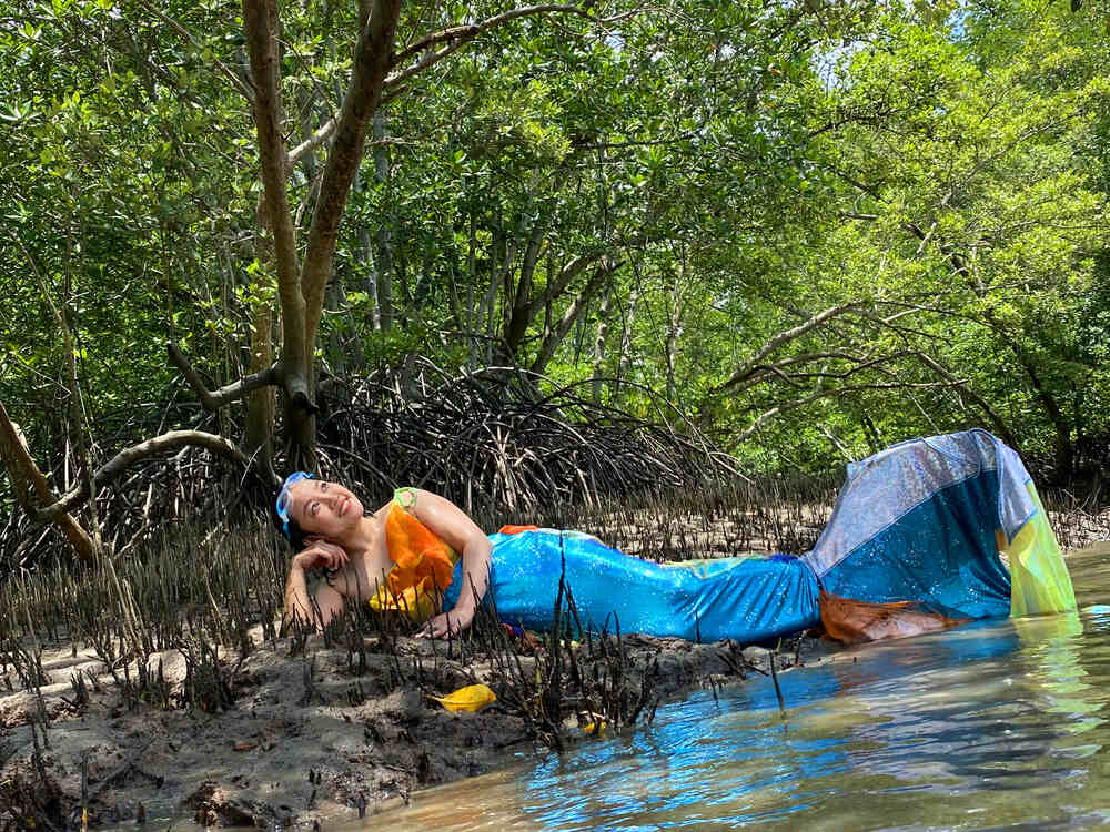 Chị Thu Eva mua đồ bơi và học bơi nàng tiên cá Tiun trong rừng đước