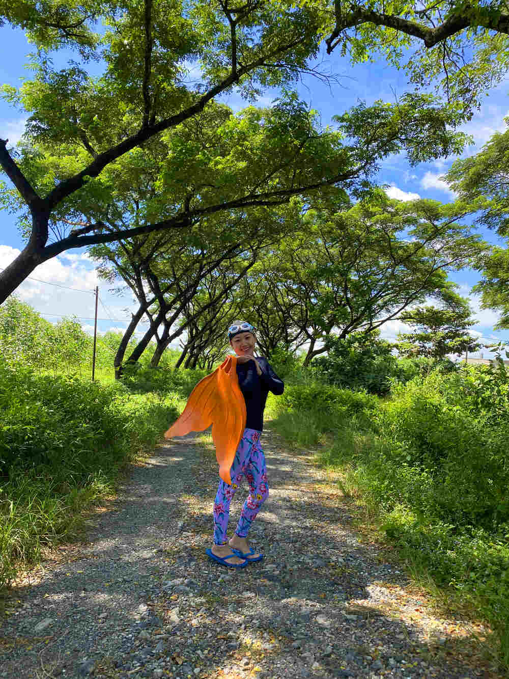 Chị Thu Eva tận hưởng que kem sau đi học bơi tiên cá về