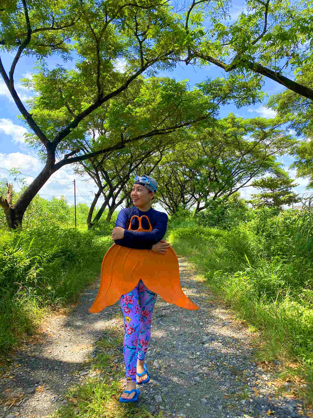 Chị Thu Eva tạo dạng trên con đường đến lớp học nàng tiên cá Tiun