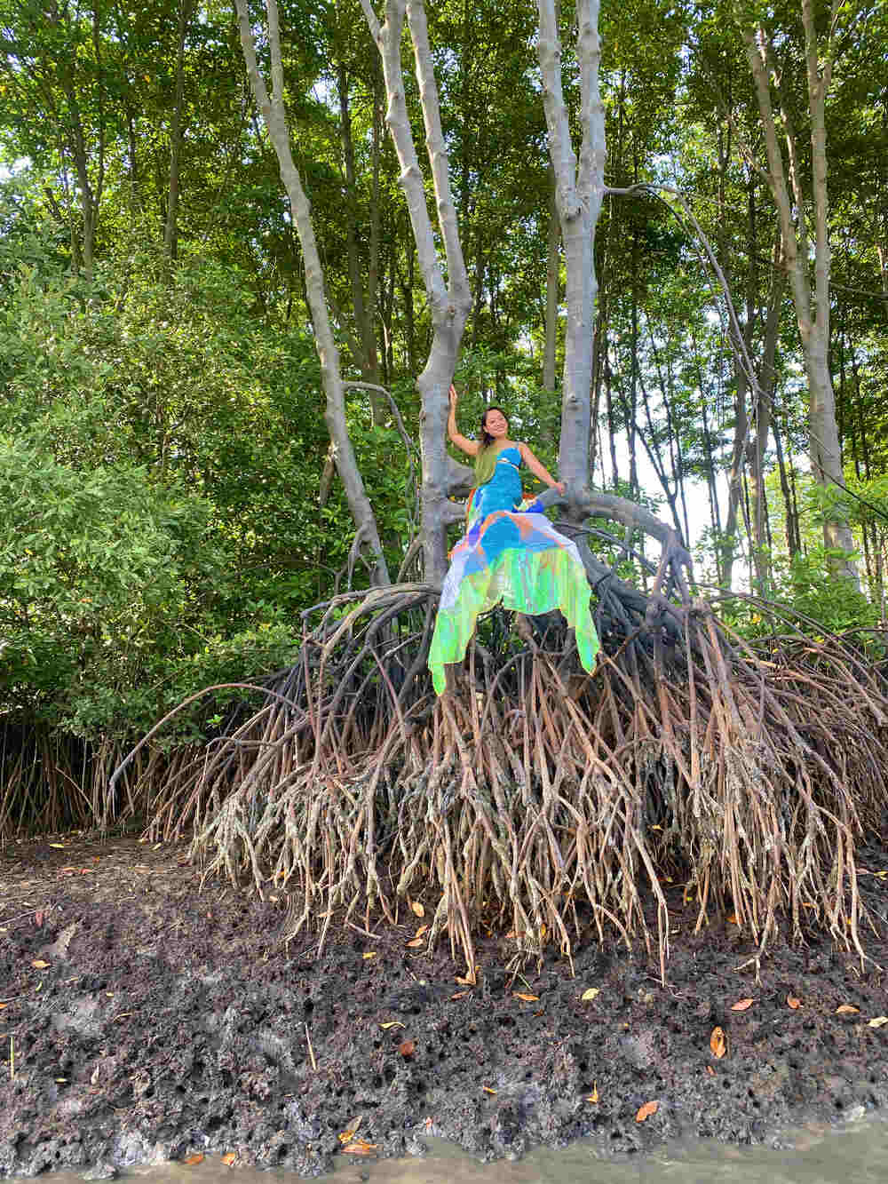 Chị Thu Eva tạo dáng với bộ đuôi nàng tiên cá ca ngợi vẻ đẹp của rừng đước