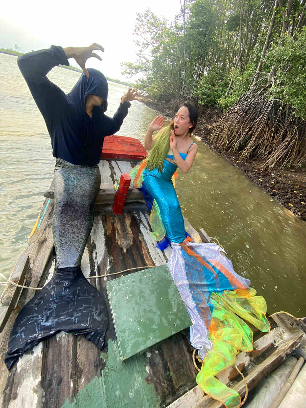 Tiun mặc đuôi người cá với thiết kế căn bản và chị Thu mặc đuôi tiên cá với nhiều vây bơi rườm rà