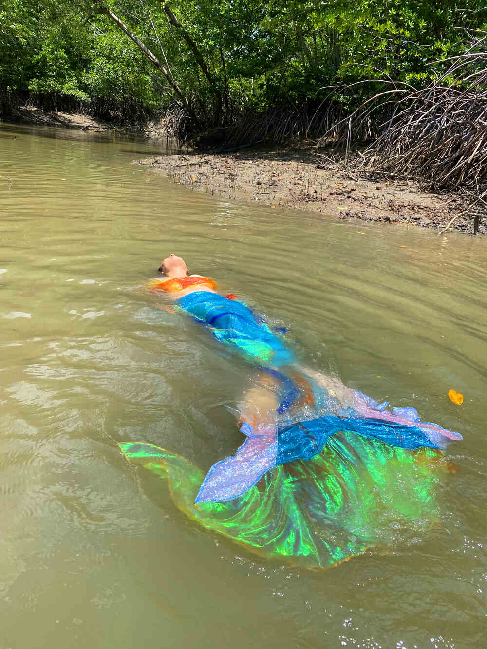 Nàng tiên cá Thu thả trôi theo dòng sông lười trong rừng ngập mặn