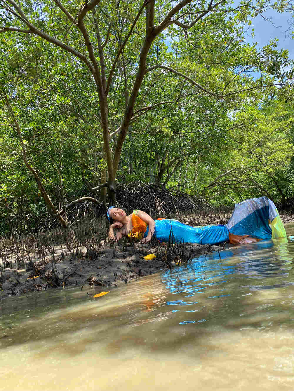 Chị Thu Eva tạo dáng với đuôi nàng tiên cá rừng đước