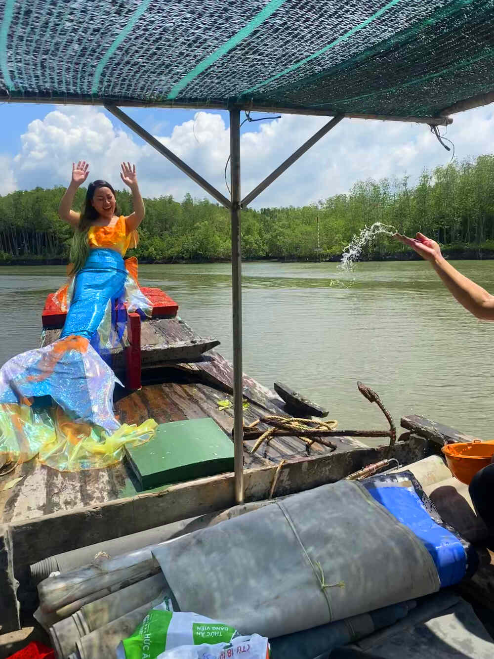 Cấp nước cho nàng tiên cá Thu Eva thêm tươi tắn