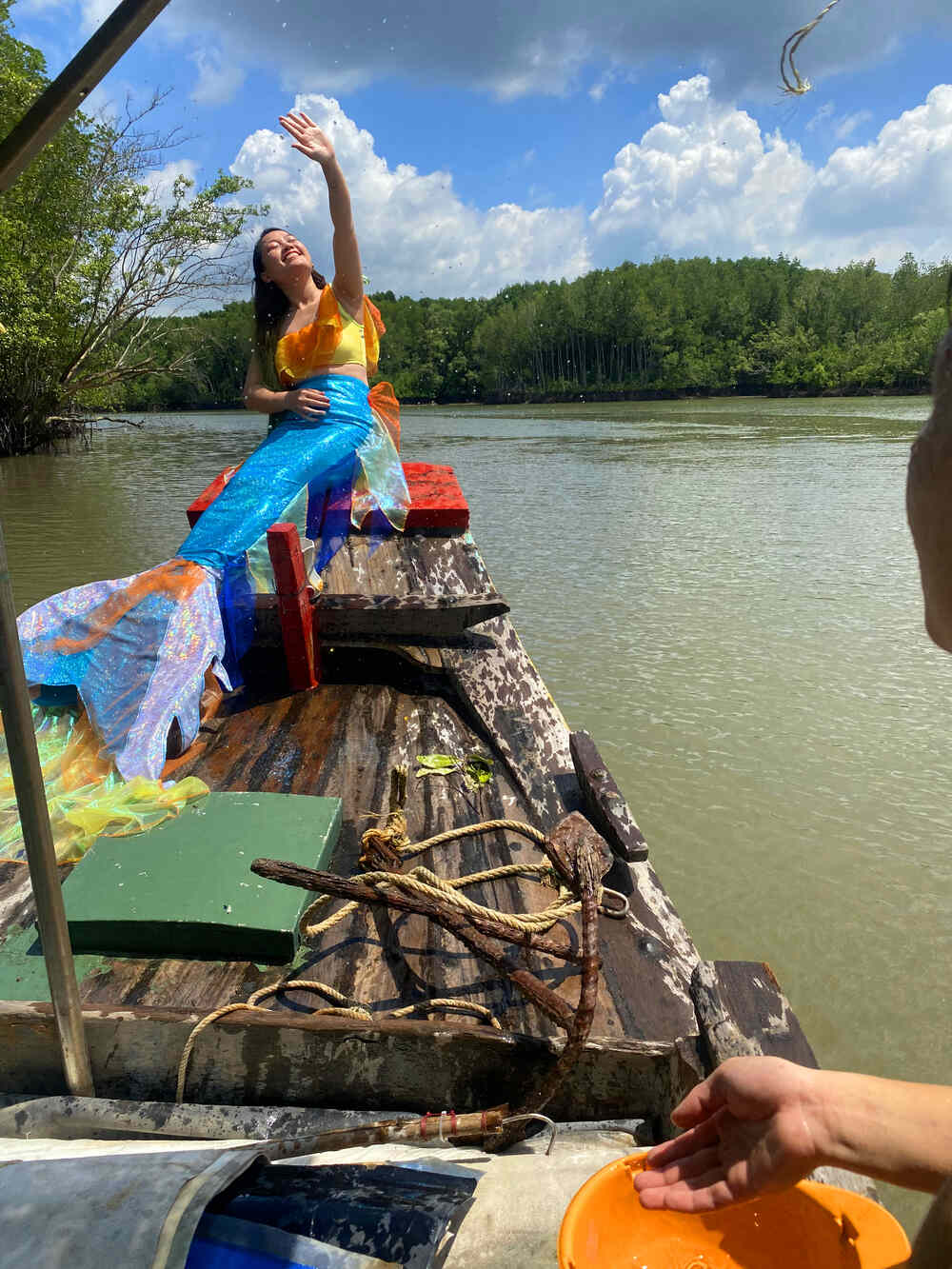 Nàng tiên cá rừng đước Việt Nam là chiếc đuôi cá thiết kế độc quyền cho chị Thu Eva