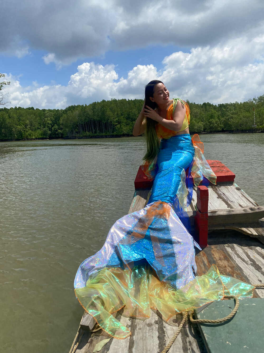 Chị Thu Eva tận hưởng khoảnh khắc làm nàng tiên cá rừng đước