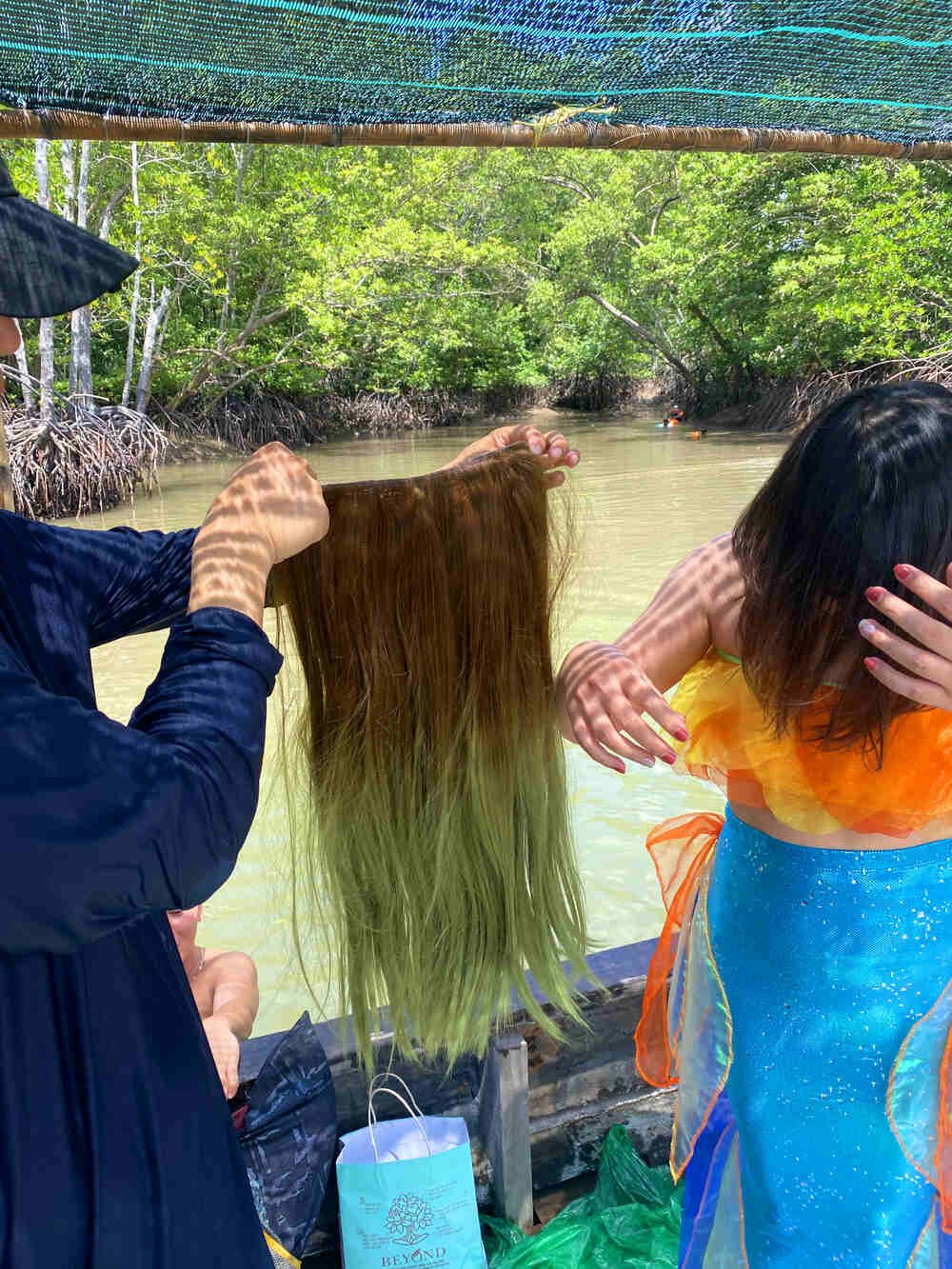 Tiun giúp chị Thu Eva đội sớ làm nàng tiên cá rừng đước tóc xanh