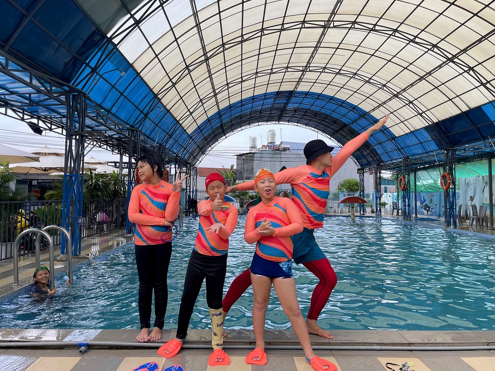 Học bơi cùng Tiun