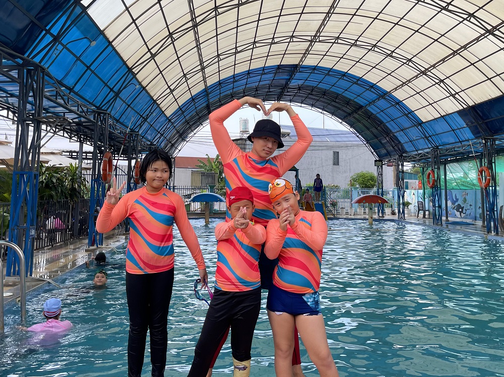 Học bơi cùng Tiun