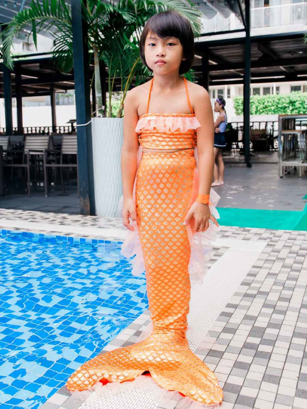 Chiếc đuôi nàng tiên cá màu cam của Tiun