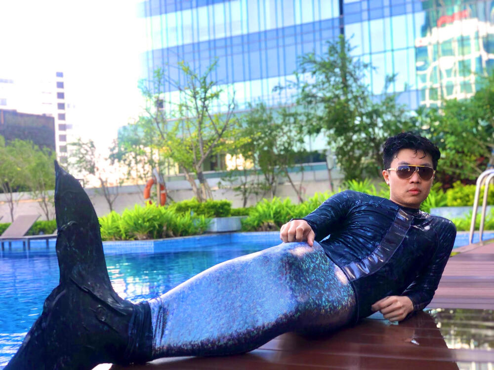 Chàng tiên cá Tiun mặc đuôi tự thiết kế đi dạy bơi ở khách sạn Sedona Suites