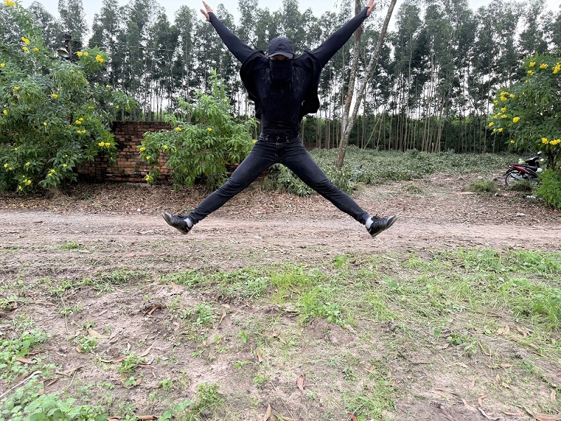 Tạo dáng với khăn che mặt chống tia UV màu đen cực ngầu của Tiun