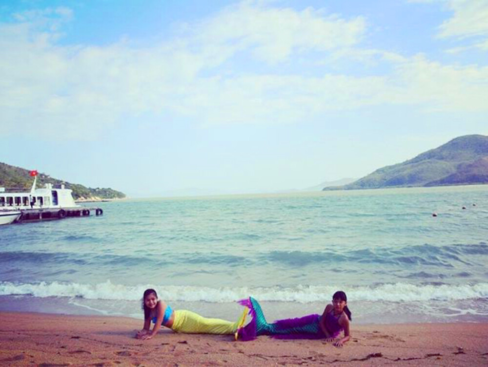 Hai bạn nhỏ mặc đuôi tiên cá Tiun bơi ngoài biển đảo Nha Trang