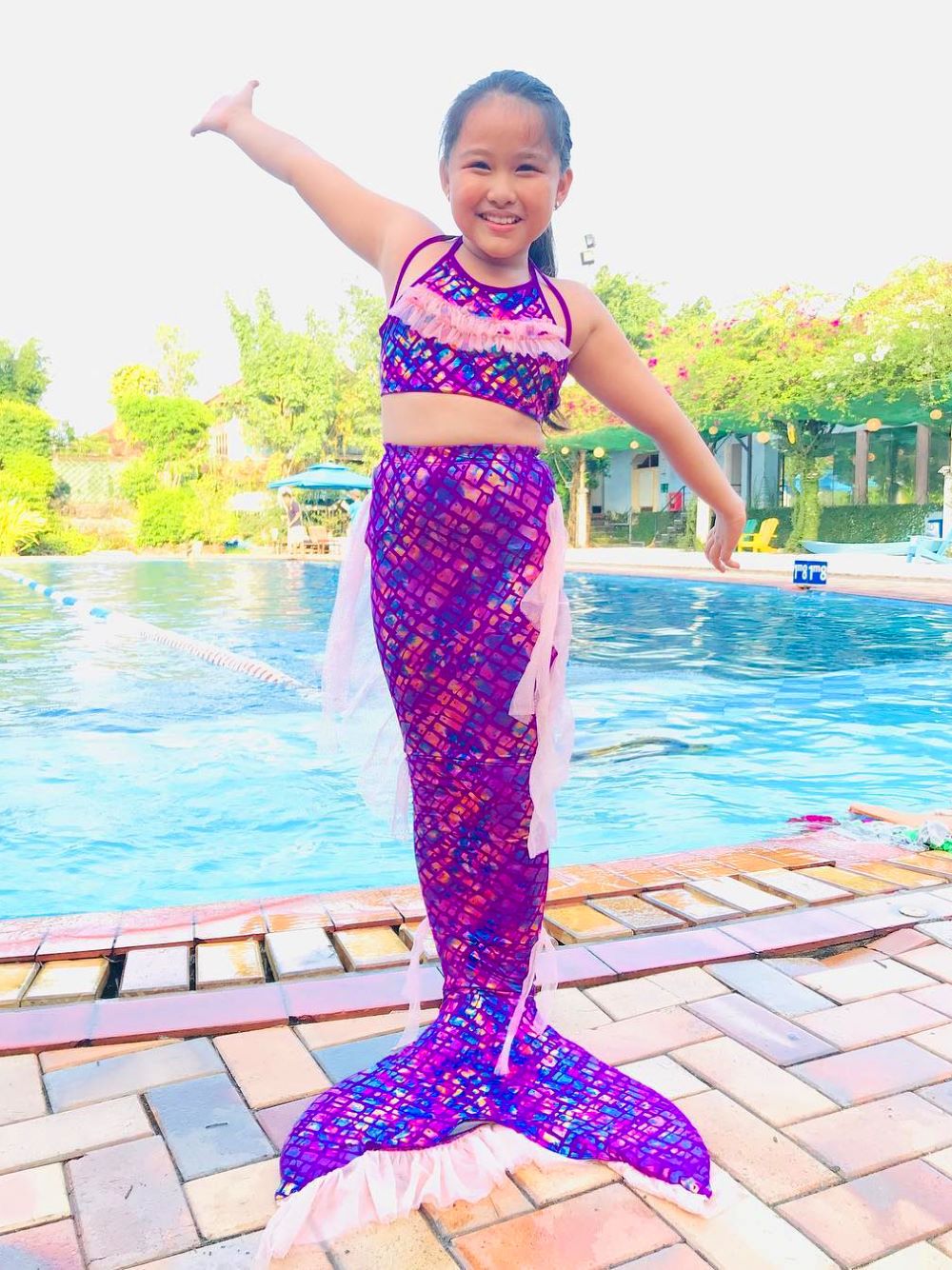 Học trò Nixie rất thích chiếc đuôi nàng tiên cá nâng cao